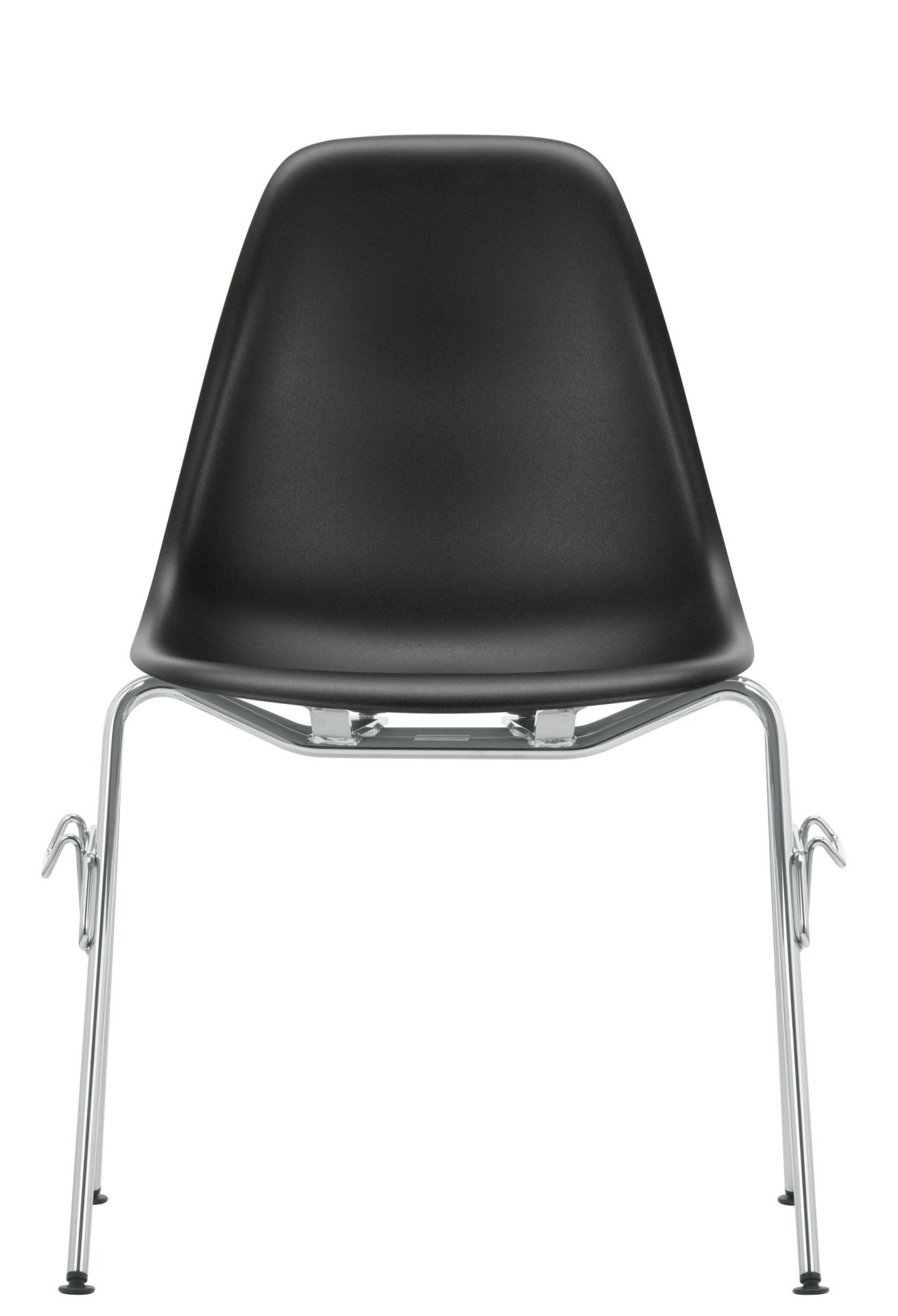 Schwarzer Eames Plastic Side Chair DSS von Vitra mit verchromtem Gestell, Frontansicht.